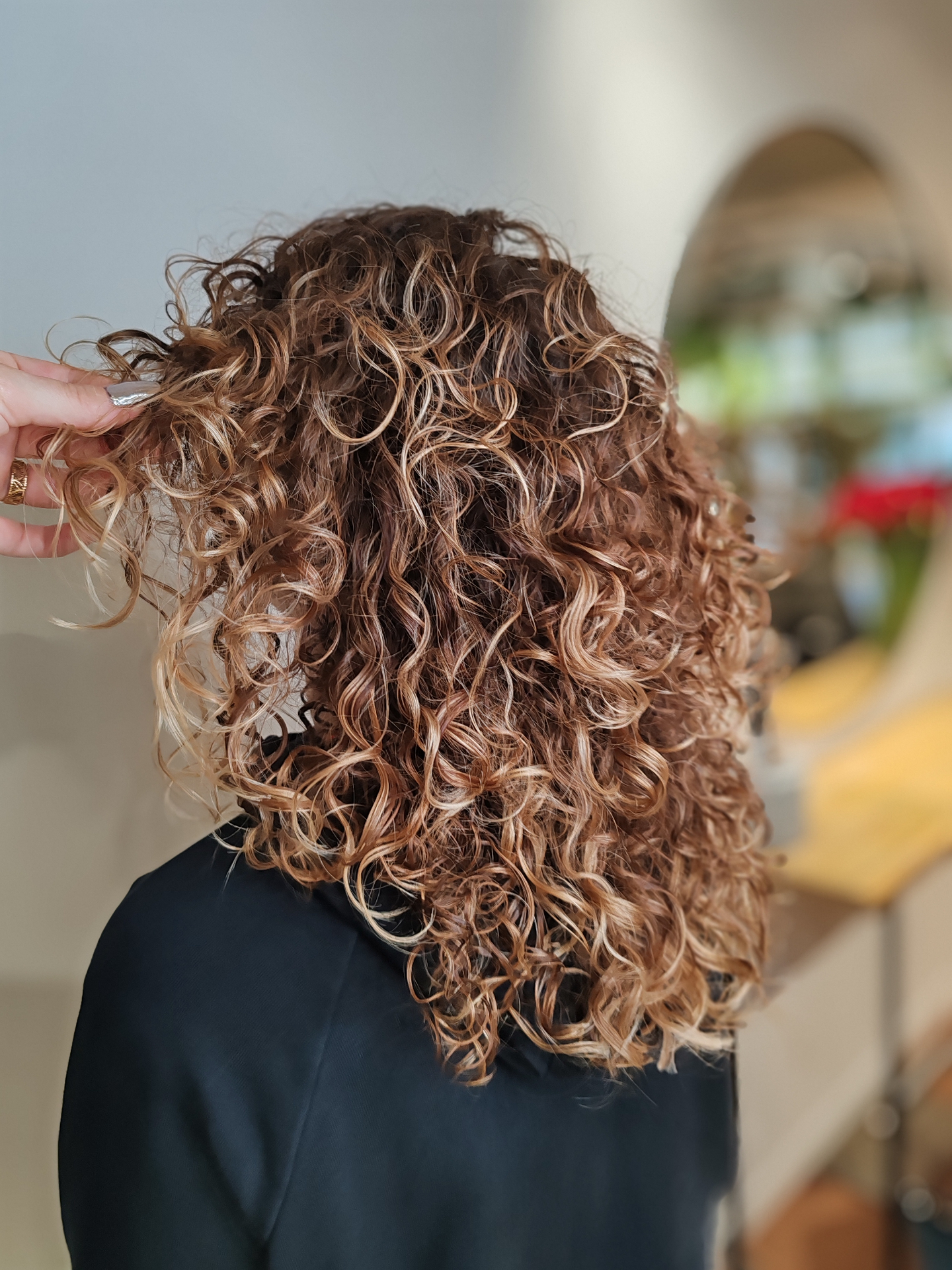 Boucles définies sur cheveux texturés — réalisation Amandine G.