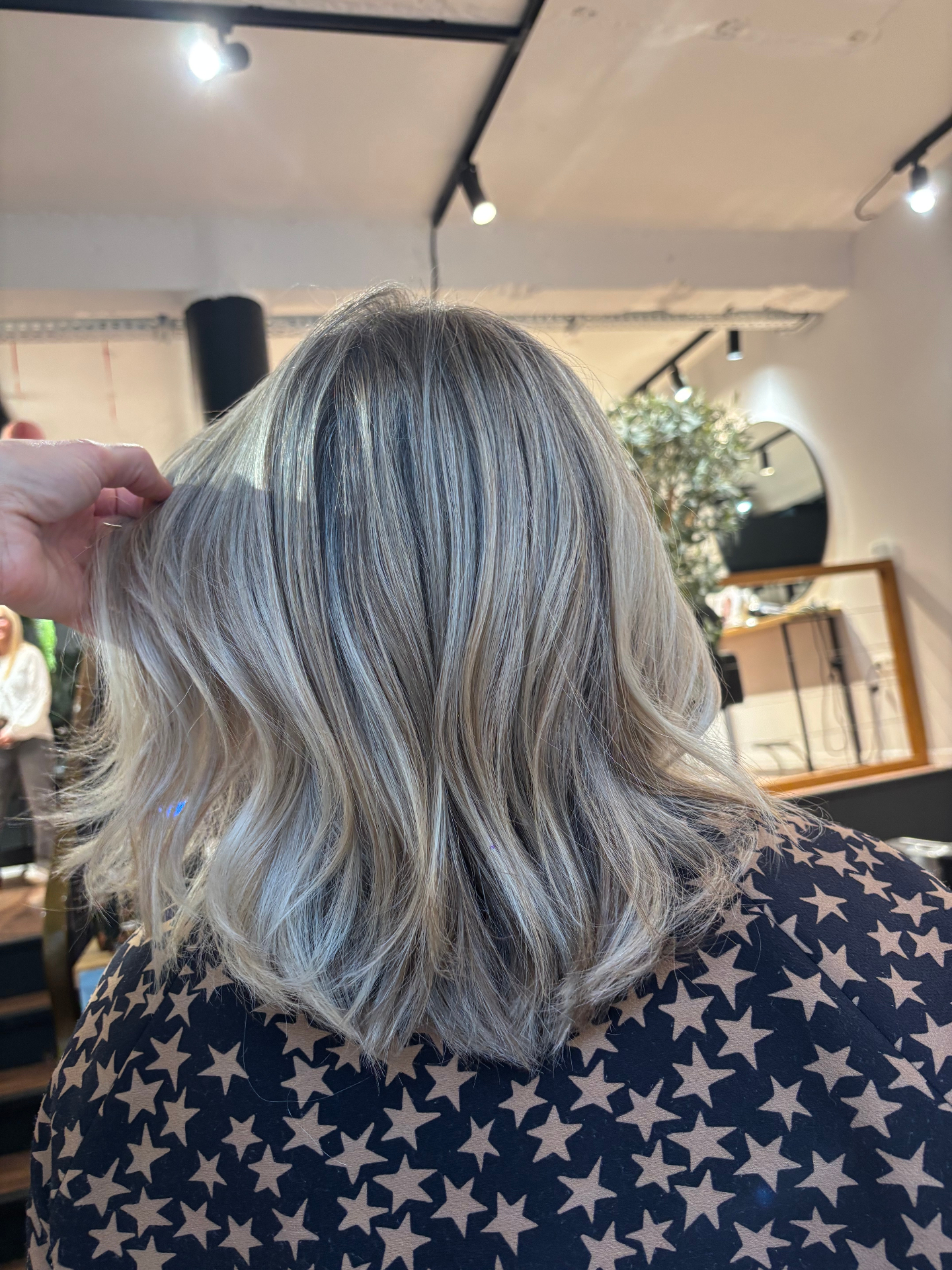 Balayage blond polaire sur carré ondulé — salon Amandine G. Sedan