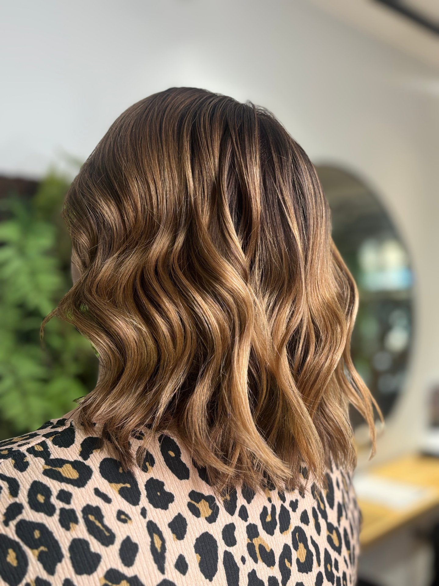 Balayage caramel cuivré sur carré ondulé — salon Amandine G. Sedan