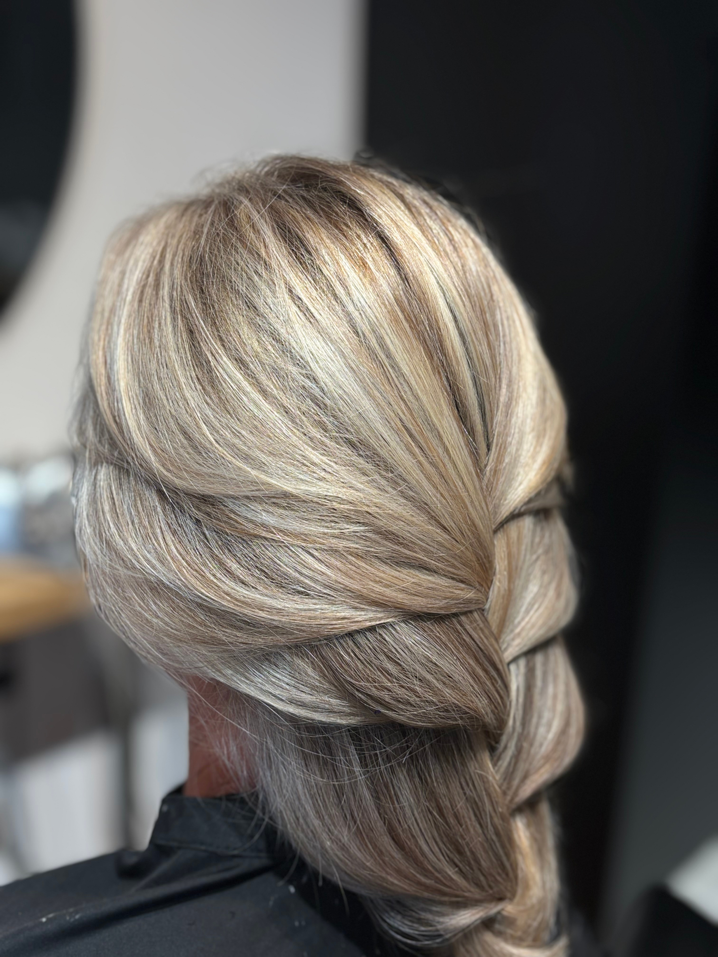 Balayage blond polaire avec tresse floue — salon Amandine G. Sedan
