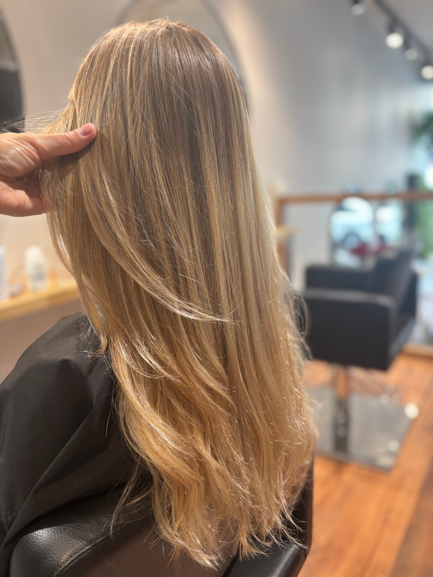 Balayage blond doré naturel sur longueurs — salon Amandine G. Sedan